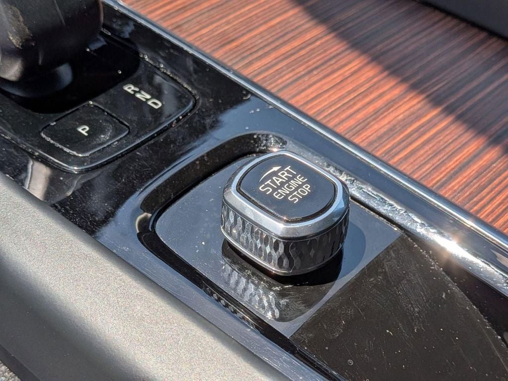 2024 Volvo XC60 B5 Plus Dark Theme