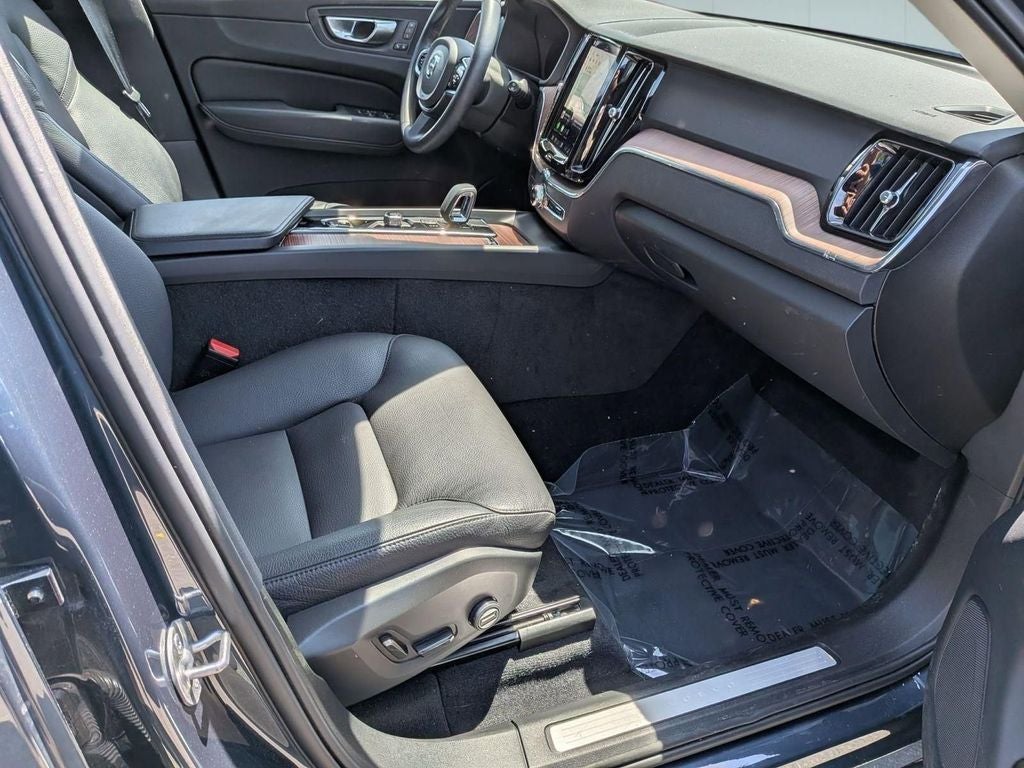 2024 Volvo XC60 B5 Plus Dark Theme